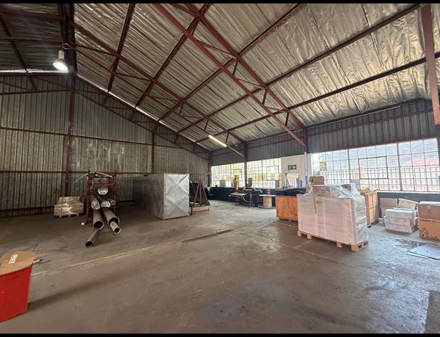 1,265M² WAREHOUSE TO LET IN JET PARK